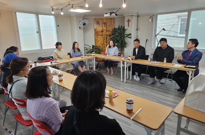 이재욱 이랜드재단 본부장이 천사박스 나눔 취지를 설명하고 있다. (사진=이랜드 제공)