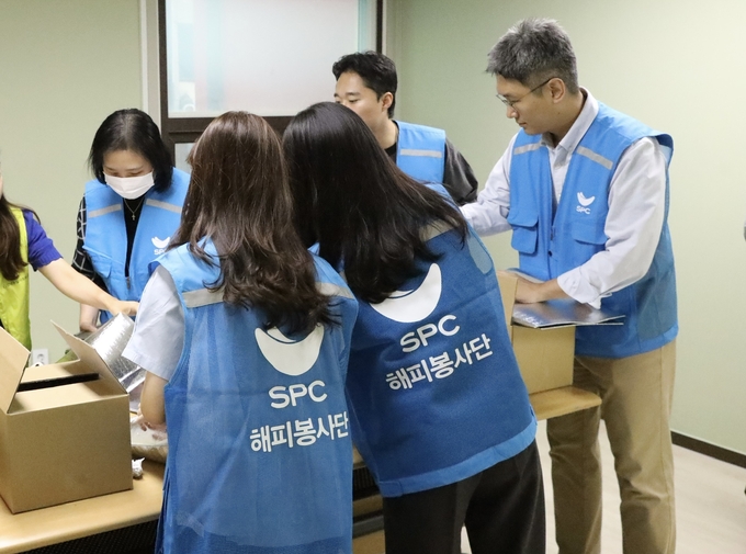  지난 22일 서울시 양재종합사회복지관에서 SPC임직원들이 선물세트를 포장하고 있다. (사진=SPC그룹 제공)