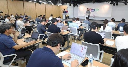 임태희 경기도교육감이 지난달 16일 경기도교육청에서 교육활동 보호 강화를 위한 종합 대책을 발표하고 있다. (사진=경기도교육청 제공)