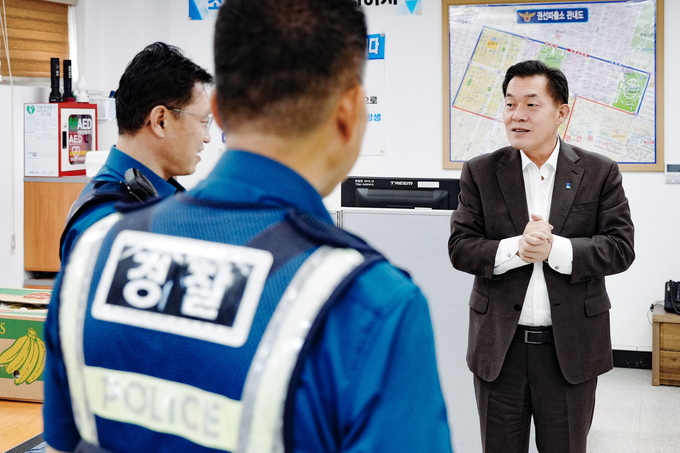 지난 29일 오후 권선파출소에서 이재준 수원시장이 경찰관들을 격려하고 있다. (사진=수원시 제공)
