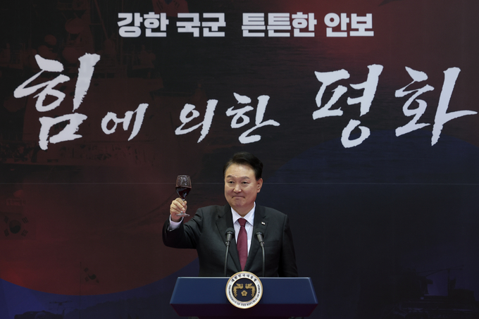 윤석열 대통령이 지난달 26일 성남 서울공항에서 열린 제75주년 국군의날 경축연에서 축배를 제의하고 있다. (사진=연합뉴스)