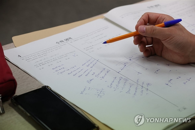 2023년 9월 모의평가 이후 입시 강사들이 수학영역 문제를 분석하고 있다. (사진=연합뉴스)