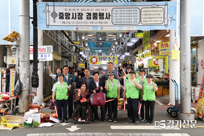 안성시의원들이 추석맞이 전통시장에서 장보기 행사 진행하고 있다. (사진=안성시의회 제공)