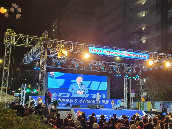 지난해 연안부두에서 열린 꽃게 축제에서 유정복 인천시장이 인사말을 하고 있다. ( 사진 = 인천시 제공 )