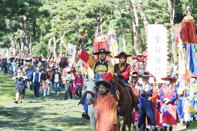 정조대왕 능행차 행렬이 노송지대를 지나고 있다.