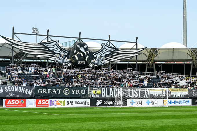프로축구 K리그2 성남FC는 오는 7일 탄천종합운동장에서 열리는 하나원큐 K리그2 2023 35라운드 충남 아산과 홈경기를 ‘성남 시민의 날’테마로 꾸린다고 밝혔다. 사진은 성남 서포터즈 블랙리스트의 모습. (사진=성남FC 제공)
