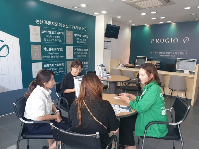 논산 푸르지오 더 퍼스트 청약지원센터에서 상담 받는 고객. (사진=대우건설 제공)