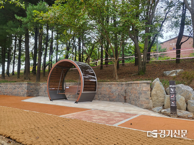오는 6일 개장하는 성남시 분당구 구미동 79 공공공지 맨발 황톳길에 설치된 그네의자 모습. (사진=성남시 제공)