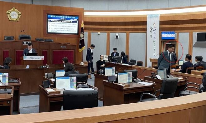 지난 4일 279회 임시회에서 국민의힘 이상복 의원이 성길용 의장에 대한 불신임안 제출 의사를 밝히자 성 의장이 곧바로 회의장에서 퇴장하고 있다.(사진=연합뉴스 제공)