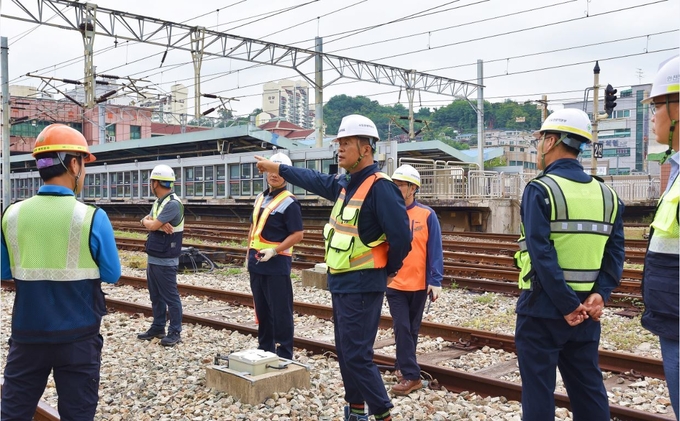 전승찬 본부장이 현업직원들과 오류동역 선로 상태를 점검하고 있다. (사진=수도권광역본부 제공)