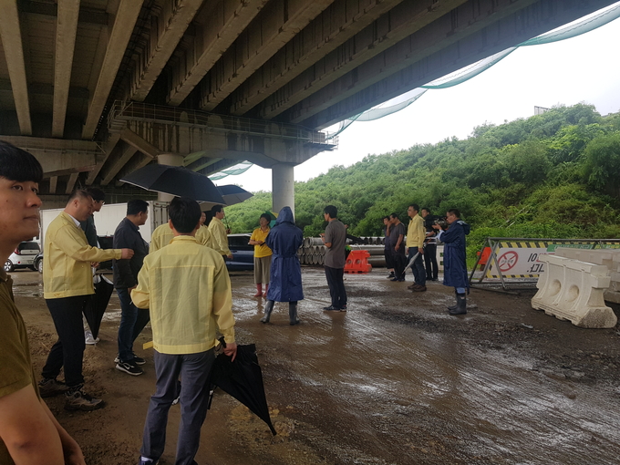 용인시 관계자들이 침수 피해를 입은 처인구 모현읍 매산4리 마을 진출입 도로를 점검하고 있다. (사진=용인시 제공)