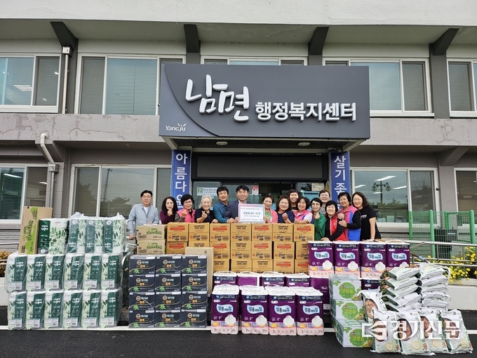 남면 지역 사회단체에서 행정복지센터를 방문해 생활필수품 60세트를 기부했다. (사진=이호민 기자)