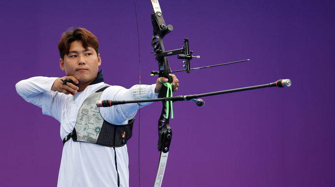 4일 중국 항저우 푸양 인후 스포츠센터에서 열린 2022 항저우 아시안게임 양궁 리커브 혼성전 준결승에서 한국 이우석(코오롱)이 활을 쏘고 있다. (사진=연합뉴스)