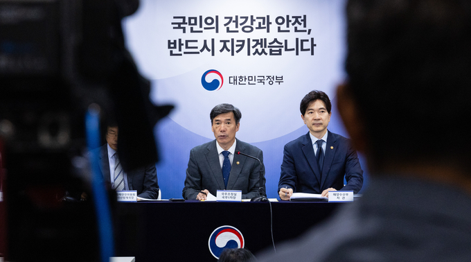 후쿠시마 원전 오염수 2차 방류가 시작된 5일 오전 박구연 국무조정실 1차장(가운데)이 서울 종로구 정부서울청사에서 열린 정부 일일 브리핑에 참석해 2차 방류와 관련해 설명하고 있다. (사진=연합뉴스)