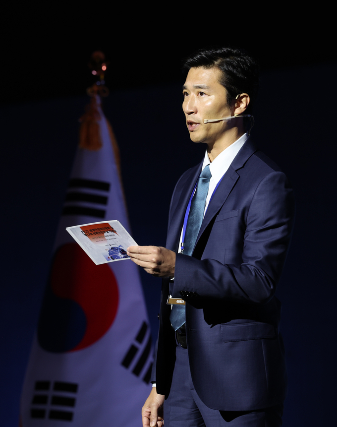 5일 서울 송파구 잠실 롯데호텔 월드에서 열린 2023 세계한인회장대회 및 제17회 세계한인의 날 기념식에서 세계적인 베스트셀러 소설을 원작으로 한 드라마 '파친코'에 출연한(둘째 아들 모자수 역) 재일동포 3세(자이니치)이자 재미동포 박소희 배우가 글을 낭독하고 있다.