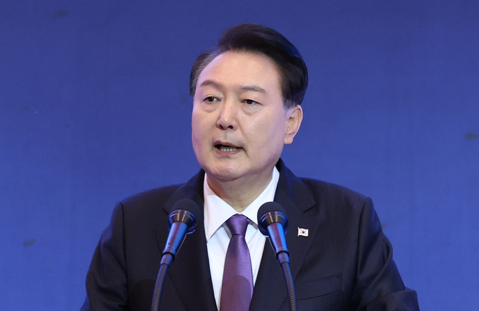 윤석열 대통령이 5일 서울 송파구 잠실 롯데호텔 월드에서 열린 2023 세계한인회장대회 및 제17회 세계한인의 날 기념식에서 축사하고 있다.