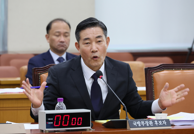 신원식 국방부 장관 후보자가 27일 국회에서 열린 인사청문회에서 의원 질의에 답변하고 있다. 