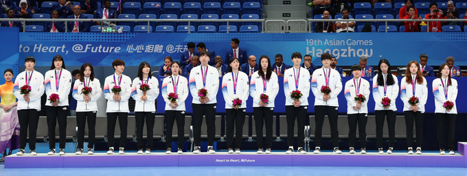 5일 중국 항저우 저장 궁상대 스포츠센터에서 열린 2022 항저우 아시안게임 여자 핸드볼에서 준우승한 한국 대표팀 선수들이 시상대에 올라 기념사진을 찍고 있다. (사진=연합뉴스)