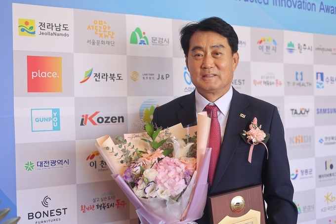 2023년 대한민국 신뢰받는 혁신대상’ 디지털 혁신도시 부문 대상(大賞) 수상한 하은호 군포시장. (사진=군포시 제공)