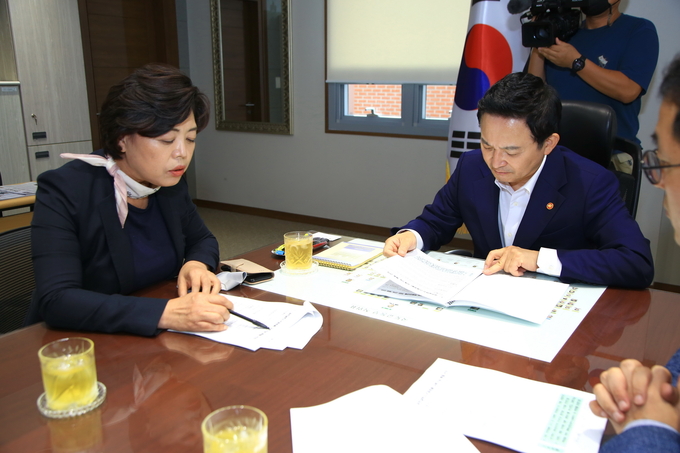 신계용 과천시장이 원희룡 국토부 장관에게 과천시의 4호선 증차 추진 배경을 설명하고 있다. (사진=과천시 제공)