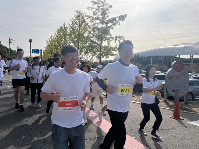 5km 코스에 함께 참여한 정명근 화성시장. (사진=화성시 제공) 