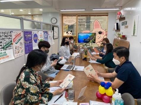 시흥시는 ‘시흥문화자치연구소’에 참여할 시민 연구원을 모집한다. 사진은 시민 연구원들이 회의를 하는 모습. (사진=시흥시 제공)
