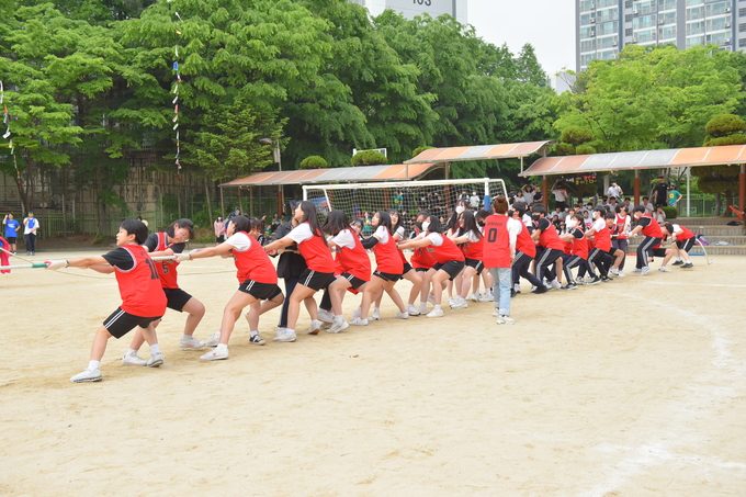 기안중 학생들이 학교 행사에 열정적으로 참여하고 있다. (사진=기안중학교 제공)