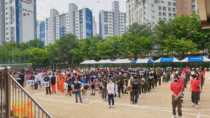 기안중학교 학생들과 교사들이 모여 행사에 참여하고 있다. (사진=기안중학교 제공)