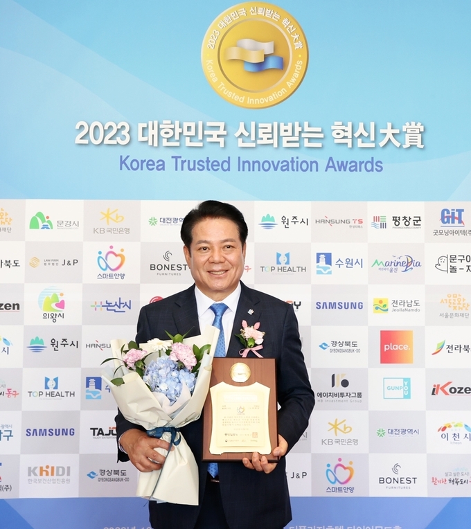 최대호 안양시장이 '대한민국 신뢰받는 혁신대상' 행정혁신 부문 대상을 수상 후 기념사진을 찍고 있다.(사진=안양시 제공)