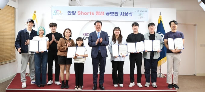 최대호 안양시장(오른쪽 다섯 번째)이 숏츠 공모전 시상식 후 수상자들과 기념사진을 찍고 있다. (사진=안양시 제공)