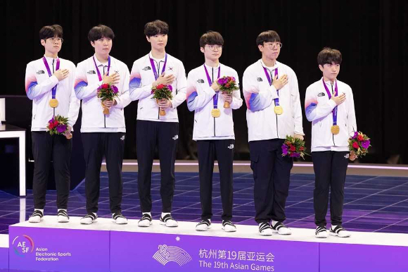 제 19회 항저우 아시안 게임 이스포츠 종목 '리그 오브 레전드'에서 우승한 대한민국 대표팀이 금메달을 수여받고 단상 위에 올랐다.(사진=라이엇 게임즈 제공)