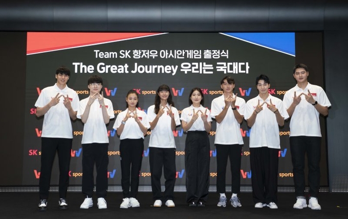SKT 항저우 아시안게임 출정식 현장 사진. 왼쪽부터 김선형(농구), 이상혁(e스포츠), 손지인(리듬체조), 조현주(스케이트보드), 송세라(펜싱), 최진우(높이뛰기), ‘비보이 윙’ 김헌우(브레이킹), 오상욱(펜싱). (사진=SKT 제공)