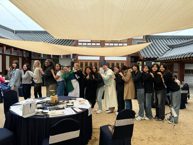 지난 7~9일 수원화성 일대에서 열린 수원문화제에서 경기대 학생들과 외국인 관광객들이 기념 촬영을 하고 있다. (사진=경기대 제공)