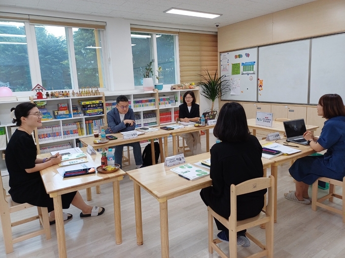 경기도여성가족재단 경기도아동돌봄광역지원단이 지역별 아동돌봄센터 거점사업 운영 현장 컨설팅을 진행한다. 사진은 현장 컨설팅을 진행하고 있는 모습. (사진=경기도 제공)