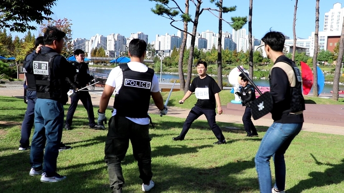 김포경찰서가 묻지만 흉기 난동 범죄자에 대응하는 훈련을 실제처럼 벌이고 있다. (사진=김포경찰서 제공)