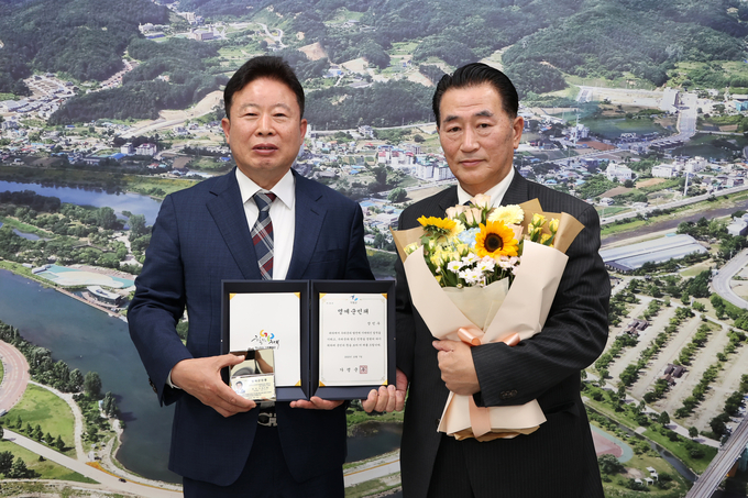 가평군 홍보대사 겸 캐나다 서부지구 재향군인회장직을 맡고 있는 장민우 씨가 명예가평군민증을 수여받고 있다. (사진=가평군 제공)