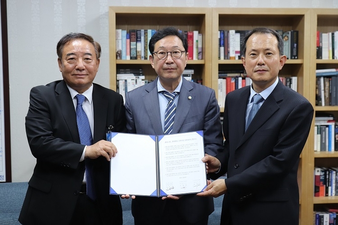 김한정 의원 (가운데) 과 ㈜빙그레 전창원 대표(오른쪽) 등이 오남 냉동물류창고 관련 합의서 서명 후 사진촬영(사진=김한정 의원실 제공)