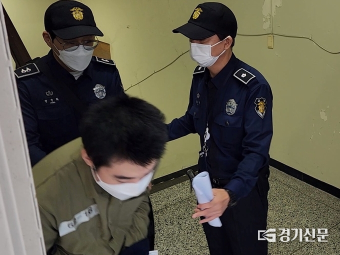 성남 분당 ‘서현역 흉기 난동’ 피의자 최원종이 공판을 마치고 호송차로 이동하는 모습. (사진=박진석 기자)