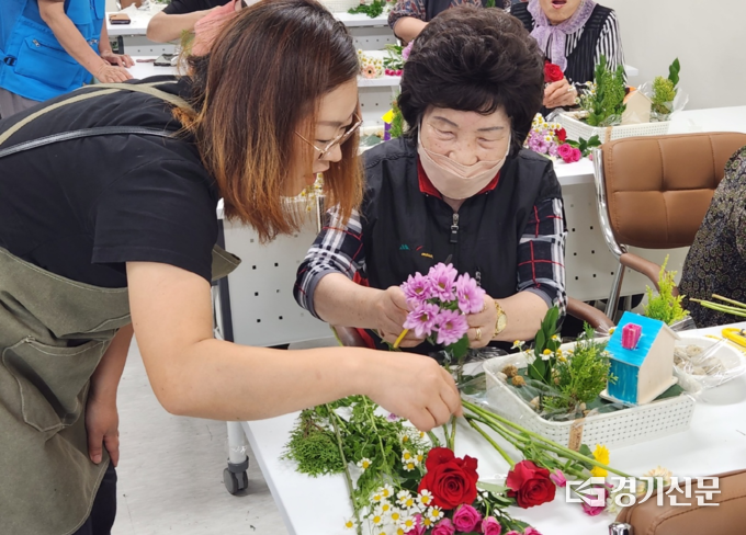 독거 어르신 반려식물 키우기 행사 모습. (사진=안성시 제공)