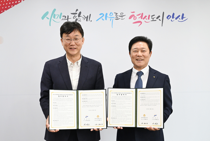 협약식에 참석한 이민근 시장(왼쪽)과 지재기 협회장(오른쪽). (사진=대한주택건설협회 경기도회 제공)