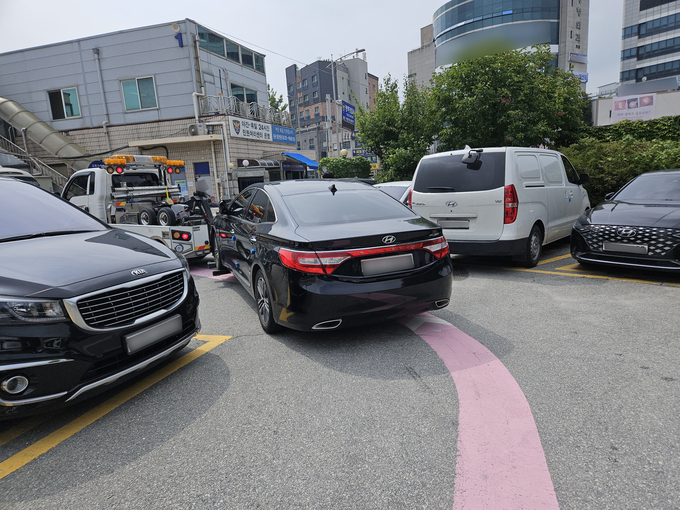  경찰이 상습 음주운전자의 차량을 압수하는 모습. (사진=경기남부경찰청 제공)