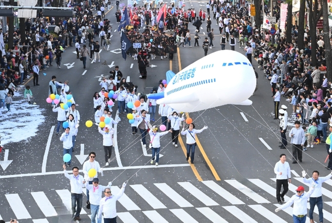 지난 9일 수원화성 일대에서 열린 ‘2023 정조대왕 능행차 공동재현’ 퍼레이드에서 시민협의회원들이 행진을 하고 있다. (사진=경기국제공항유치시민협의회 제공)