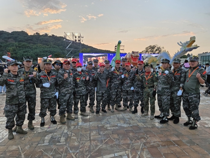 지난 9일 수원 화성행궁 광장에서 열린 제60회 수원화성문화제에서 수원시해병대전우회원들이 기념 촬영을 하고 있다. (사진=수원시해병대전우회 제공)