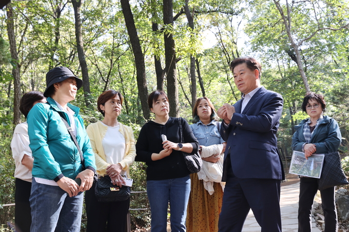 박승원 광명시장이 10일 아홉 번째 ‘생생소통현장’에 나서 주민참여예산사업 제안 시민과 사업 현장을 함께 둘러보며 소통했다.(사진=광명시 제공).