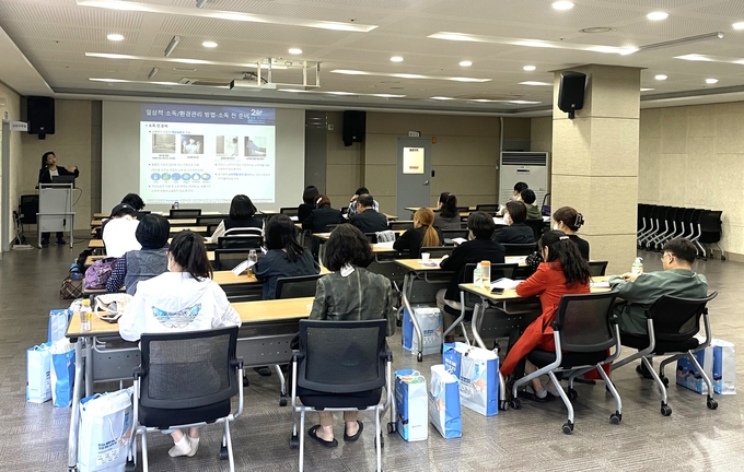 군포시보건소가 감염취약시설 감염예방 관리교육을 실시하고 있다. (사진=군포보건소 제공)