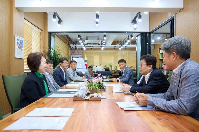 여주시는 김동구 한강유역환경청장에게 여주시 지역현안사항에 대한 건의서를 전달했다. (사진=여주시 제공)