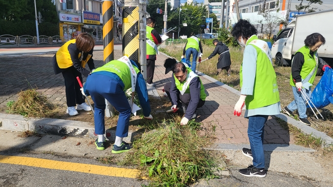 김포시 사우동 통장협의회 회원들이 동네 환경정화활동을 벌이고 있다. (사진=김포시 사우동 행정복지센터 제공)