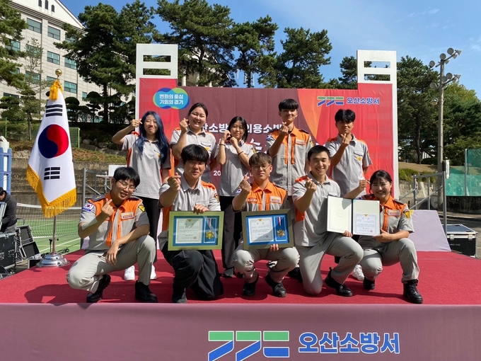 오산대학교 소방안전관리과가 소방기술경연대회에서 종합우승을 차지한 후 상패를 들고 있다. (사진=오산대학교 제공)<br>
