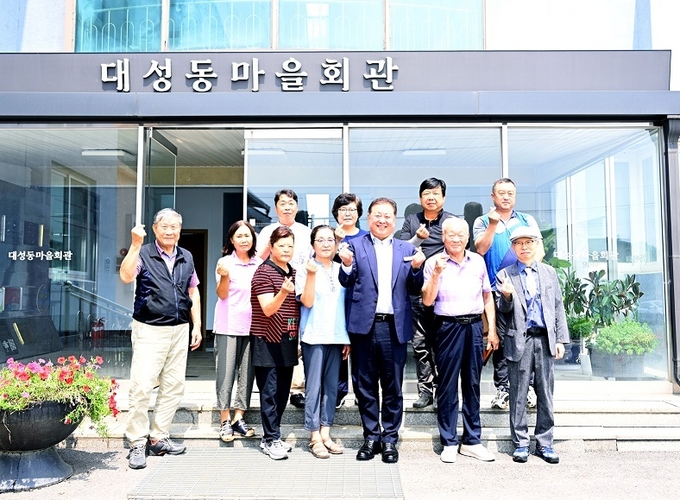 김경일 파주시장(앞줄 좌측 3번째)이 대성동마을회관에서 민간인 고엽제 피해자들을 만났다. (사진=파주시 제공)