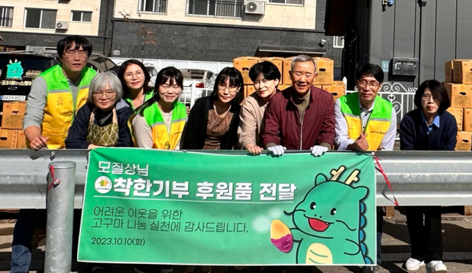 ‘이동읍 빵할아버지’로 유명한 ‘모질상’ 어르신(75)이 지난 10일 직접 농사지은 고구마 190박스(1박스 10㎏)를 기부하고 있다. (사진=용인시 제공)<br>
